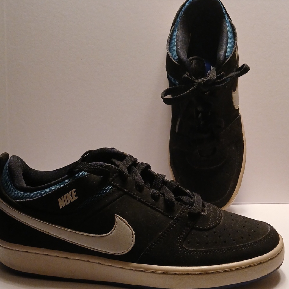 Woman's NIKE Black Sneakers With Blue Accents Size 8